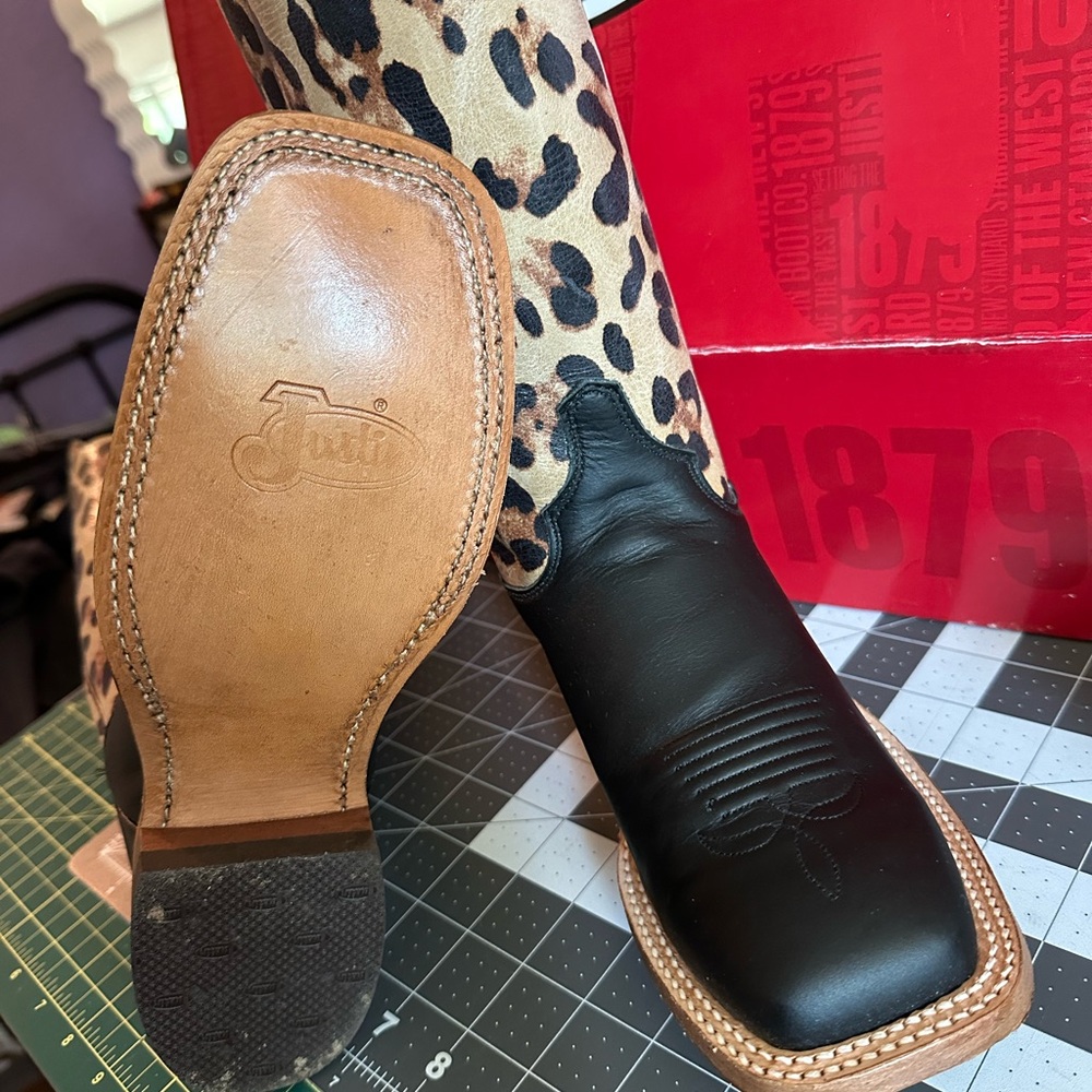 Justin Cowboy Boots Tan and Black Leather Cheetah 6.5B - Picture 5 of 10